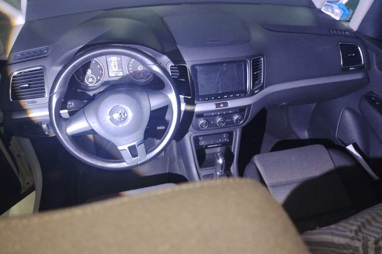 Used Volkswagen Sharan 2013 1.8TSI Standard Model Center Console