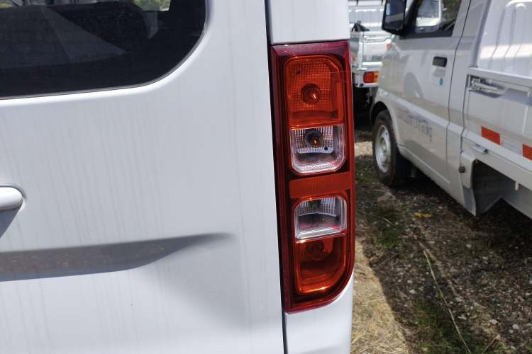 Used Wuling Yangguang 2025 Model 400km Bus Edition—Comfort Edition Right Rear Taillight