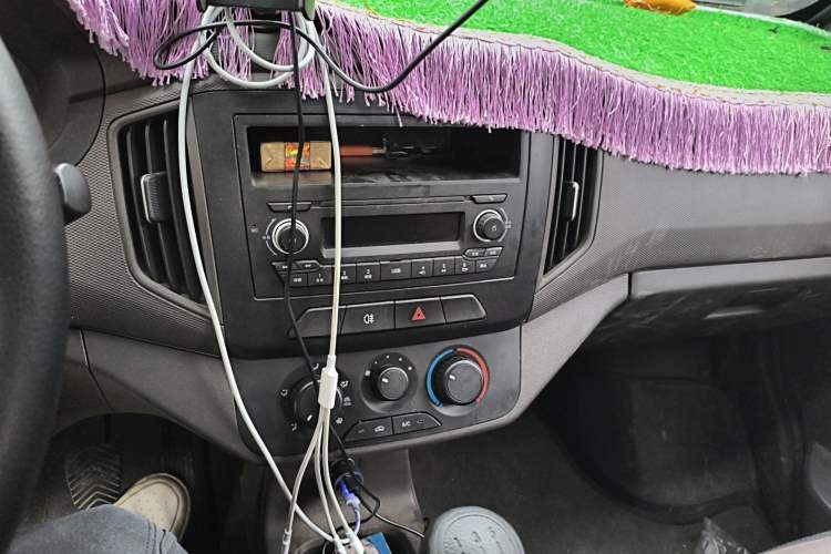 Used Wuling Rongguang New Truck 2023 1.5L Double-Cab Basic Version LAR Audio And AC Panel