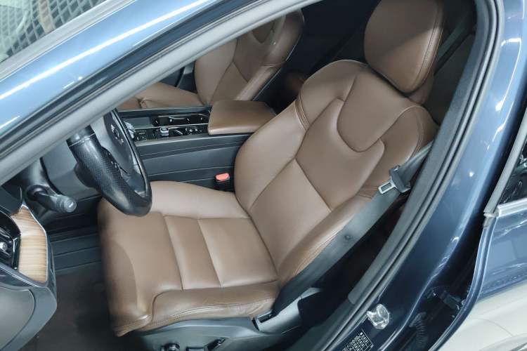 Used Volvo XC60 2022 B5 4x4 Smart Luxury Edition
