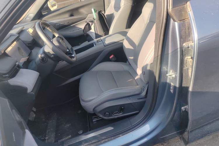 Used Lynk & Co 08 EM-P 2025 220 km All-Wheel-Drive Performance Halo Left Front Seat