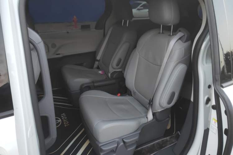 Used Toyota Sienna 2021 2.5L Hybrid Luxury Edition