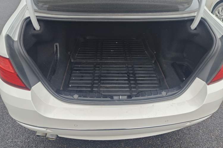 Used BMW 5 Series 2014 525Li Luxury Design Package Trunk