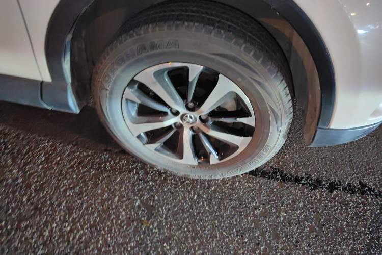 Used Toyota RAV4 2016 2.0L CVT Two-Wheel Drive Fashion Edition China V Standard Right Front Wheel Hub