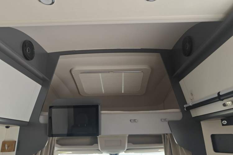 Used SAIC MAXUS V90 RV 2021 2.0T Lifestyle V90 Self-Propelled Class C RV Deluxe Version with Large Front Overhead Bed
