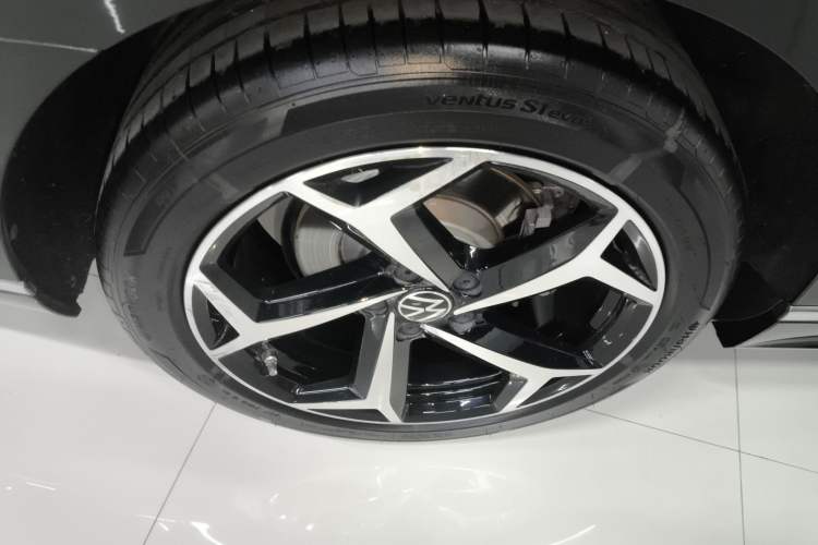 Used Volkswagen Magotan 2023 2 Million Units Commemorative Edition 330TSI DSG Luxury Version Right Rear Wheel Hub
