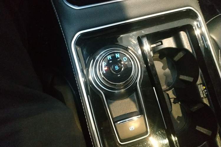 Used Ford Edge 2021 PLUS EcoBoost 245 Two-Wheel-Drive Titanium 7-Seater Gear Lever