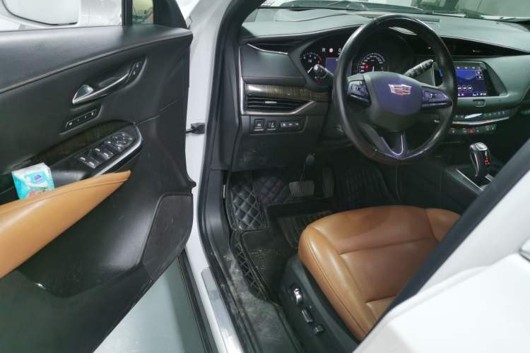 Used Cadillac XT4 2018 28T 4x4 Platinum Edition