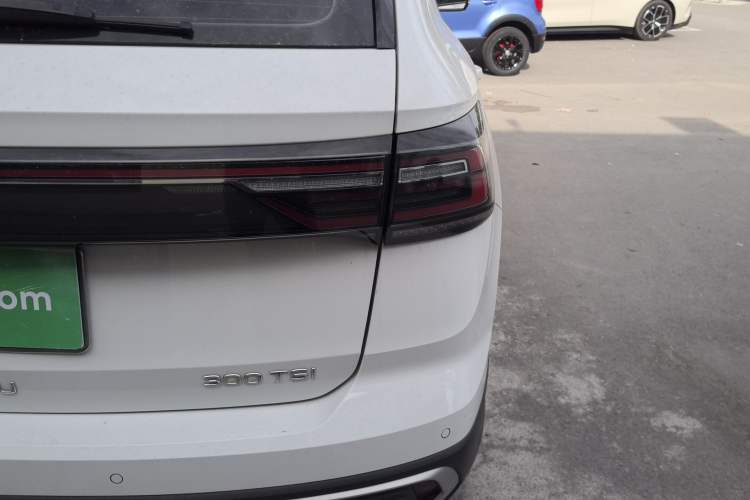 Used Volkswagen Tharu 2023 300TSI Two-Wheel-Drive Crescent Edition
