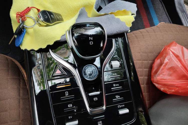 Used BYD Qin PLUS 2024 HONOR Edition DM-i 55KM Leading Model Gear Lever