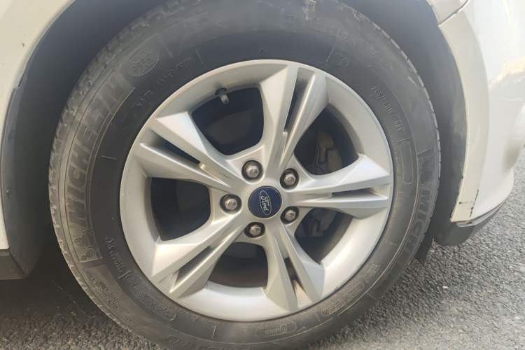 Used Ford Focus 2015 Sedan 1.6L Automatic Comfort Model Right Front Wheel Hub