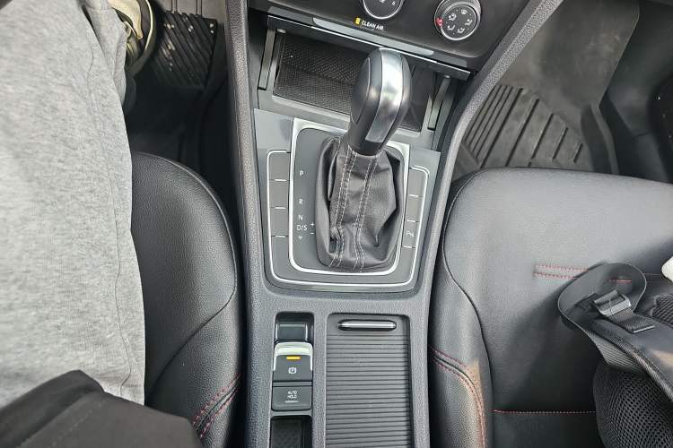 Used Volkswagen Golf 2017 1.6L Automatic Comfort Million-Vehicle Anniversary Edition
