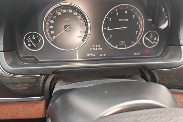 Used BMW 5 Series 2014 528Li Leading Model Odometer Close Up