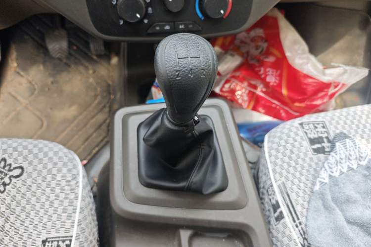 Used Wuling Rongguang New Truck 2024 2.0L Double-Cab Extra-Long Version with Dual Rear Wheels – Base Model Gear Lever