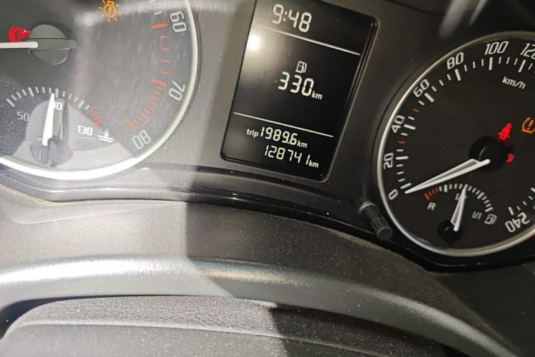 Used Skoda Octavia 2013 1.6L Manual Yijie Edition Odometer Close Up