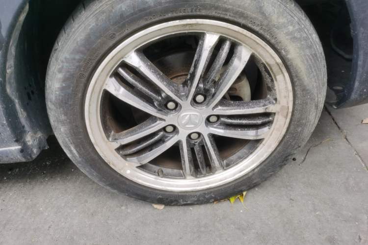 Used BAIC Weiwang M60 2017 1.5L Manual Silver Edition Right Front Wheel Hub