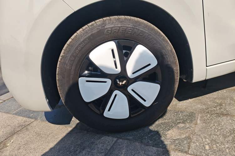 Used Wuling Hongguang MINIEV 2025 Four-Door Version Advanced Edition Left Front Wheel Hub