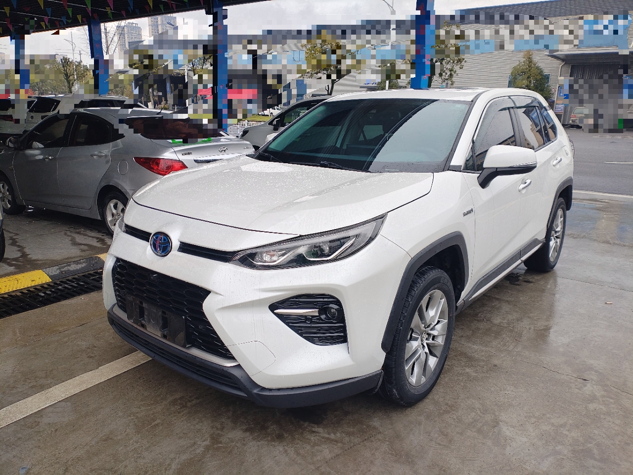 تحت مقدمة السيارة