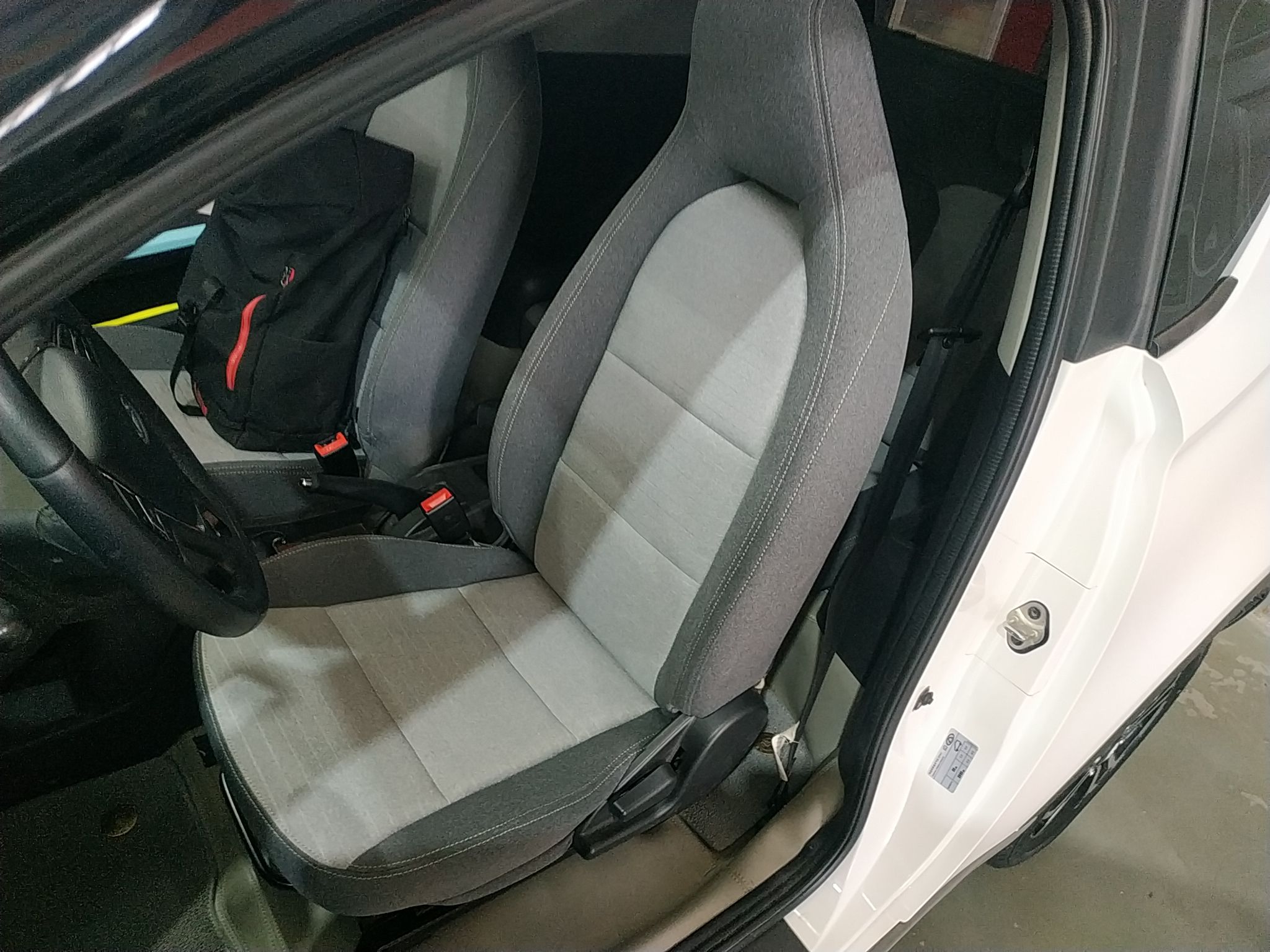 Переднее сиденье в автомобиле