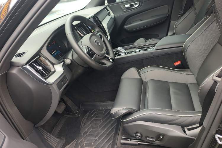 Used Volvo XC60 New Energy 2025 Plug-in Hybrid Long-Range All-Wheel Drive Zhiyuan Extreme Night Black Edition Left Front Seat