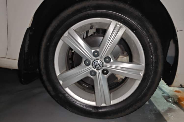 Used Volkswagen Santana 2015 HaoNa 1.6L Manual Fashion Edition Right Front Wheel Hub