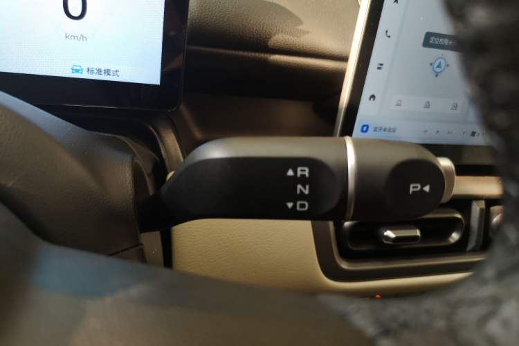 Used Wuling Bingo PLUS 2024 401 km Range 5-Seater Version Gear Lever