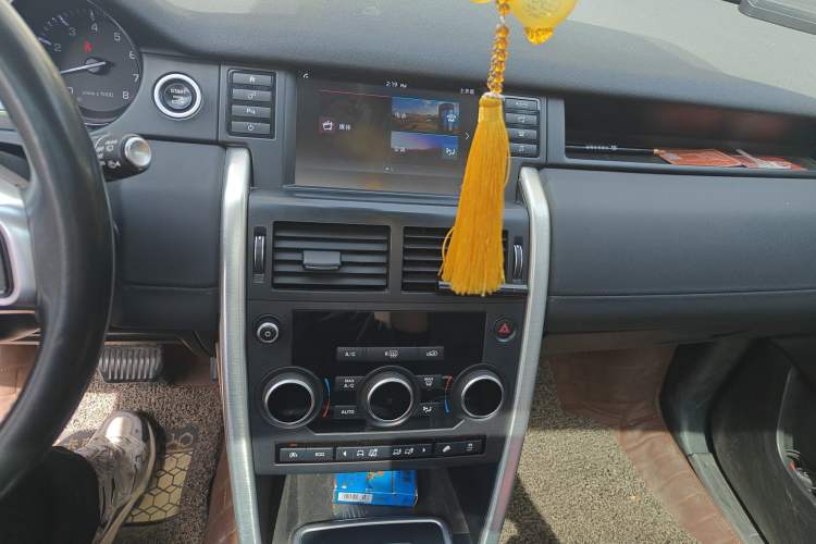 Used Land Rover Discovery Sport 2016 2.0T SE Audio And AC Panel