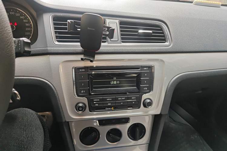 Used Volkswagen Gran Lavida 2013 1.6L Manual Comfort Model
