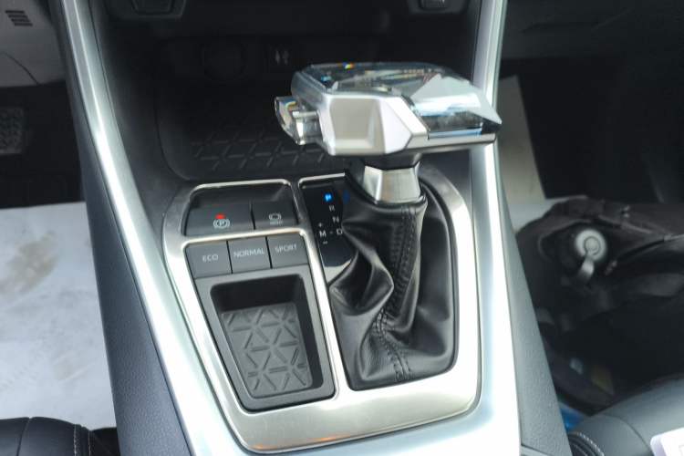 Used Toyota Wildlander 2022 2.0L CVT Two-Wheel Drive Luxury PLUS Edition Gear Lever