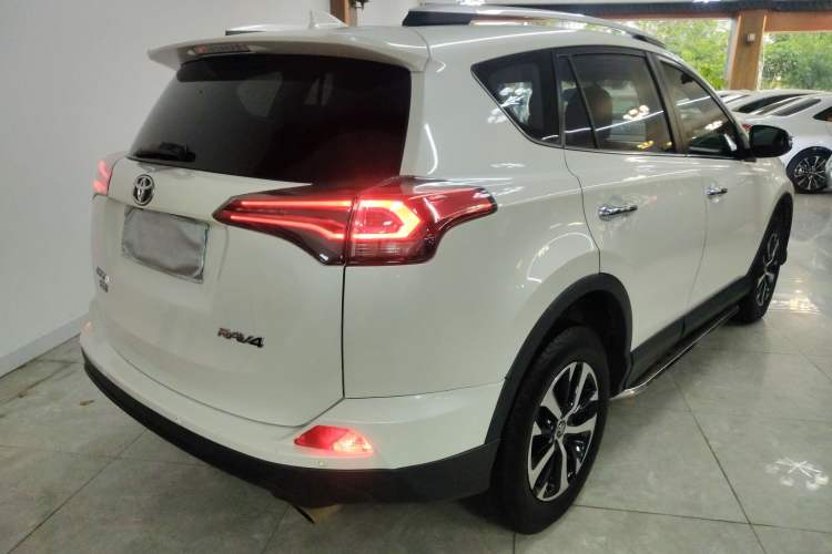 Used Toyota RAV4 2016 2.0L CVT Two-Wheel Drive Fashion Edition China V Standard