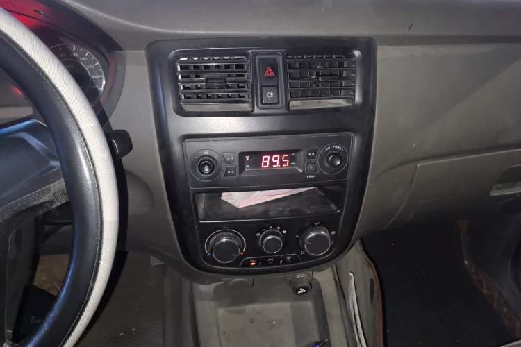 Used Wuling Rongguang V 2019 1.5L Window-Sealed Utility Model China VI LAR Audio And AC Panel