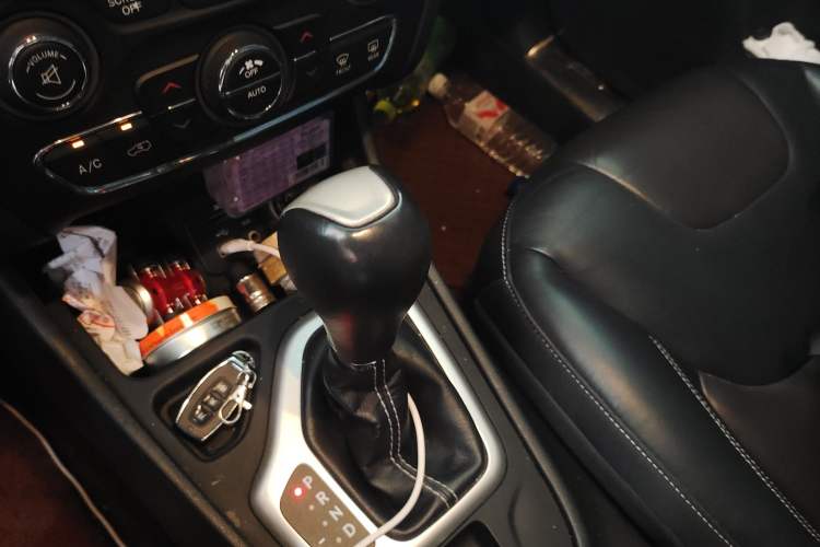 Used Jeep Cherokee 2016 2.4L Leading Edition Gear Lever