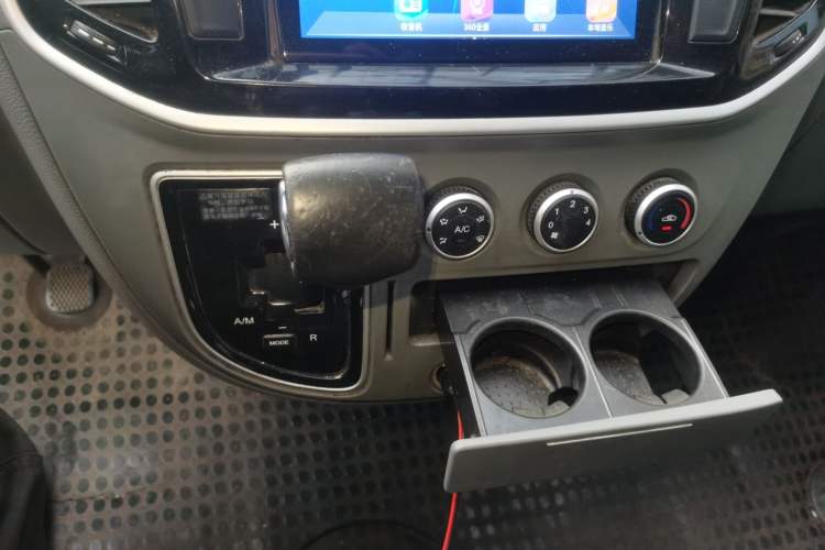 Used SAIC MAXUS Xintu V80 2019 2.5T Classic AMT Aoyuntong Facelifted Short-Wheelbase Mid-Roof 5/6-Seater Gear Lever