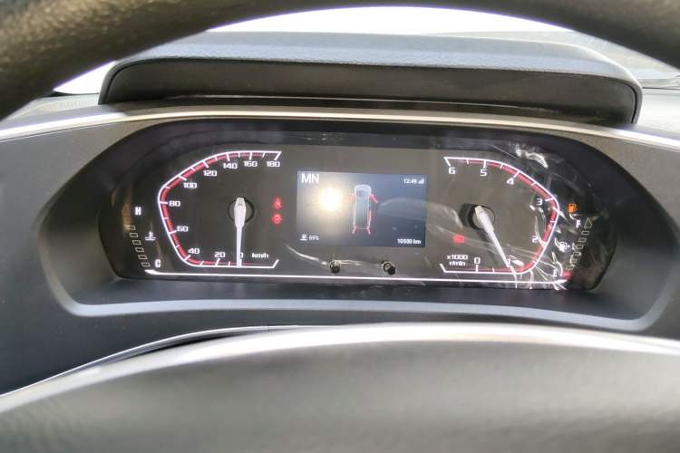 Used SAIC MAXUS Xintu V80 2024 Aotong Value Edition 6AMT Short Wheelbase Mid-Roof Model 127 Ps 5/6 Seats
