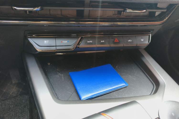 Used CHANGAN OSHAN X5 PLUS 2023 1.5T DCT Excellence Edition Audio And AC Panel