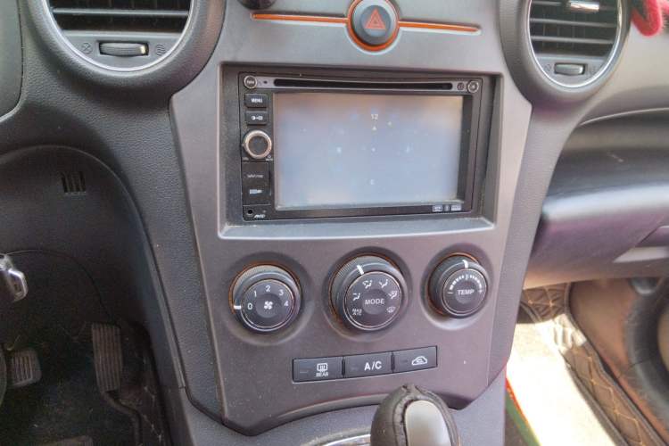 Used Kia Carens 2011 2.0L 7-Seater Automatic Standard Edition Audio And AC Panel