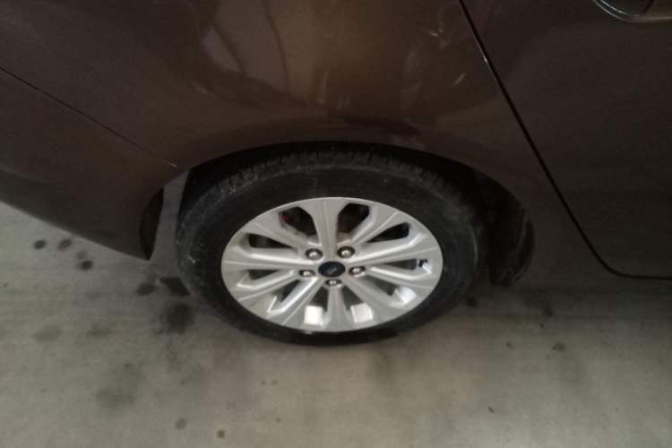 Used Ford Escort 2015 1.5L Automatic Fashion Model Right Rear Wheel Hub