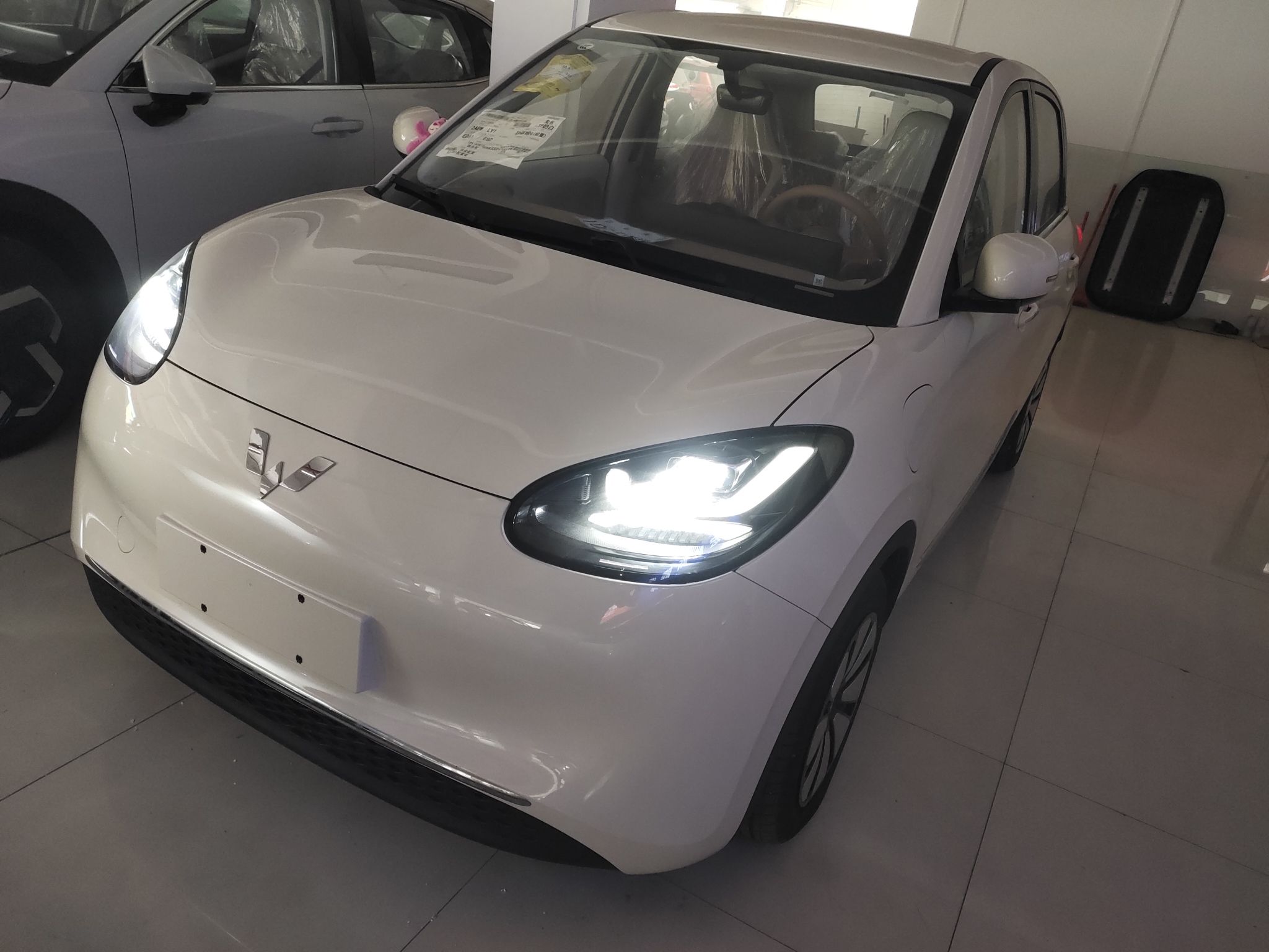 تحت مقدمة السيارة