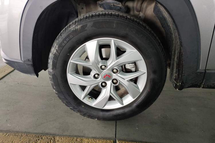 Used Wuling Hongguang S3 2019 1.5L Manual Standard Version China VI Standard Left Front Wheel Hub