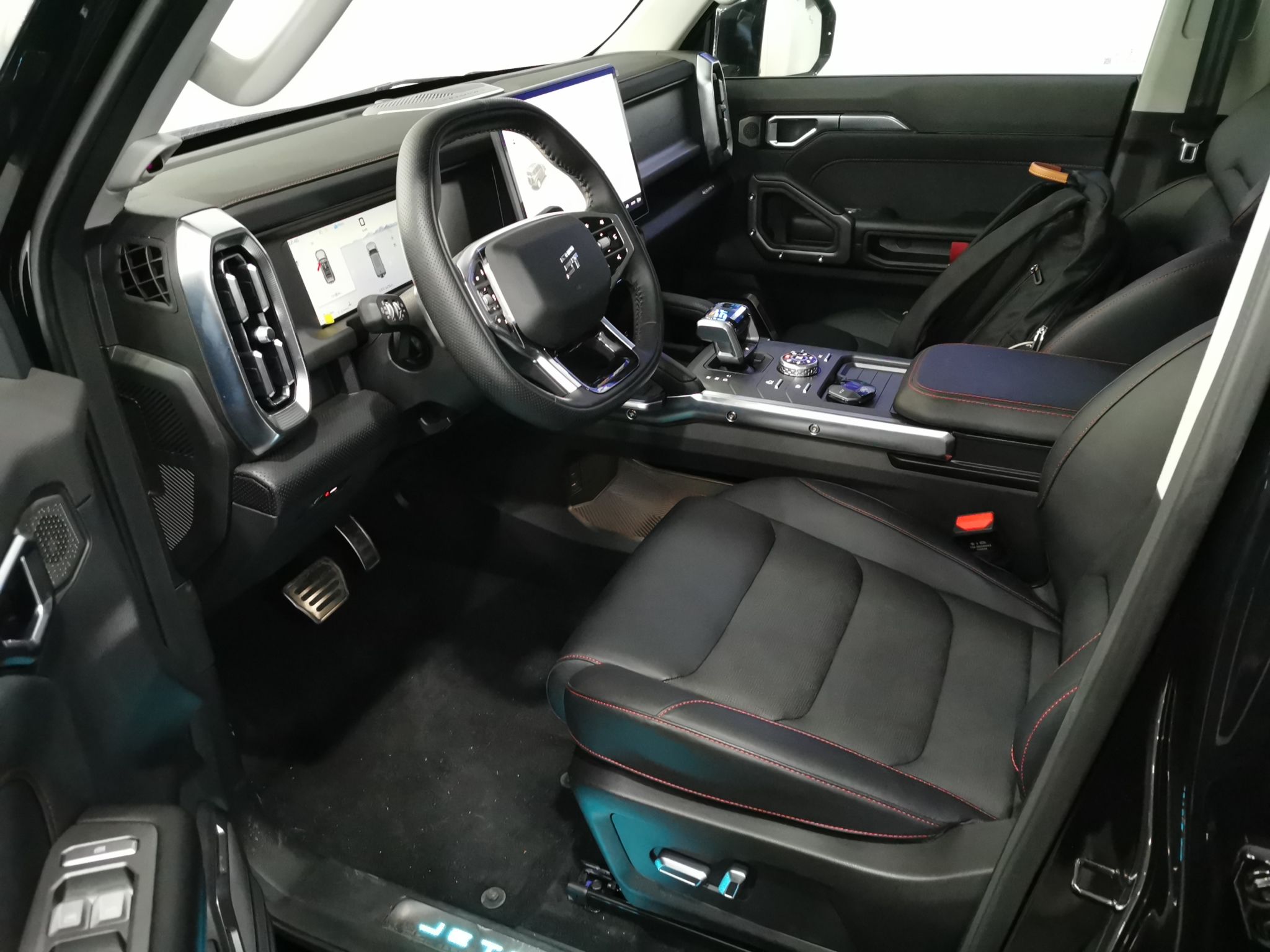 المقاعد الأمامية داخل السيارة