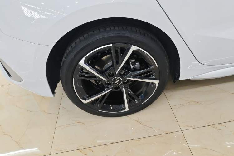 Used Audi A3 2022 Sportback 35 TFSI Fashionable Sports Model Right Rear Wheel Hub