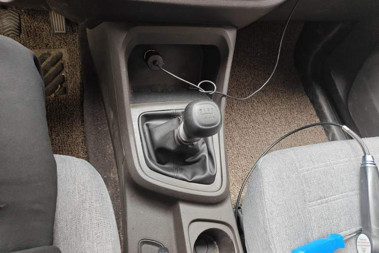 Used Wuling Hongguang V 2022 1.5L Jingqu Edition Enclosed-Window Vehicle with Electric Power Steering LAR