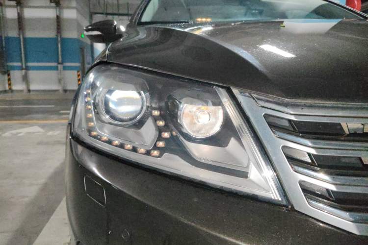 Used Volkswagen Magotan 2013 1.8TSI Luxury Model Right Front Headlight