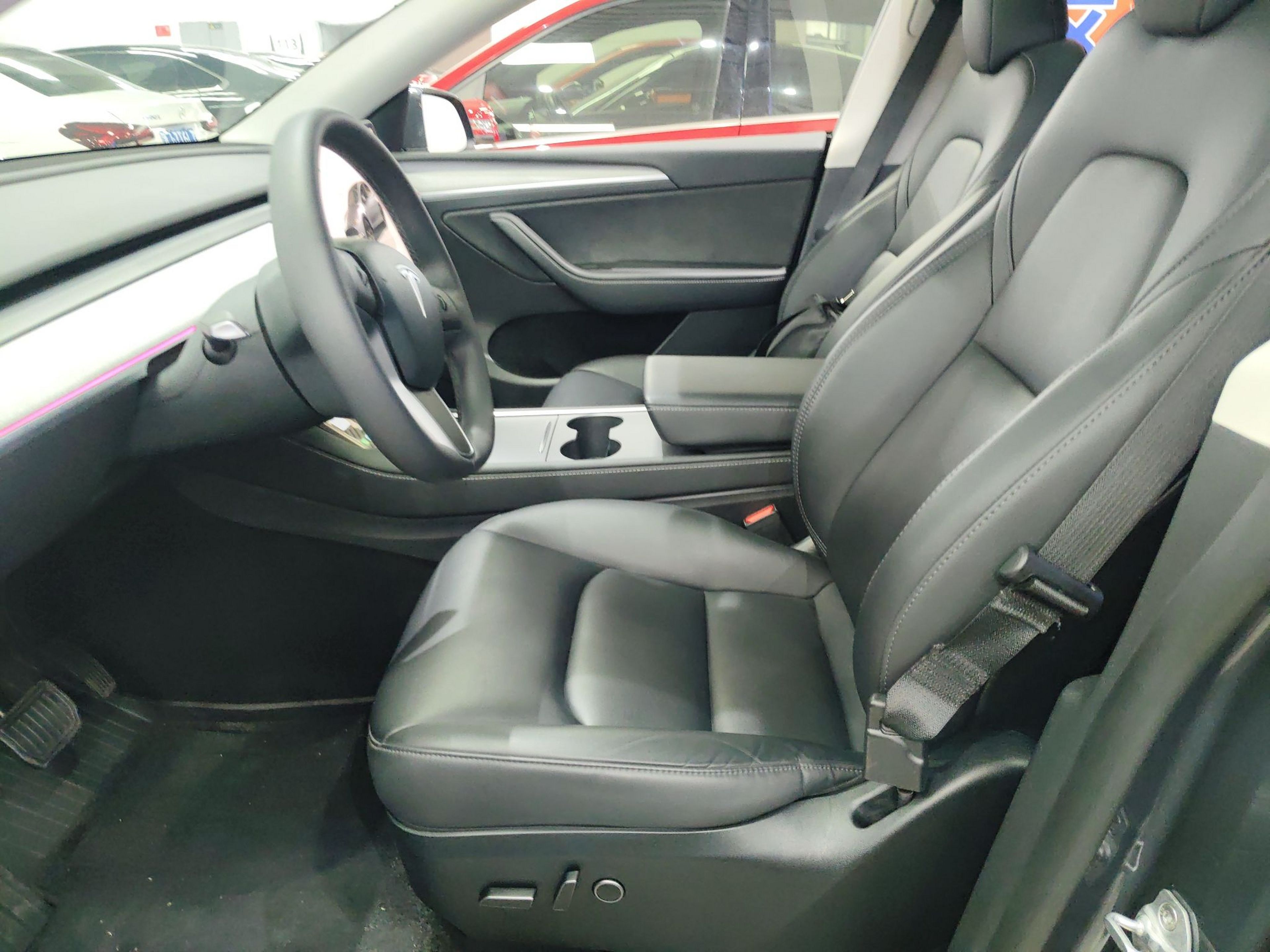 المقاعد الأمامية داخل السيارة