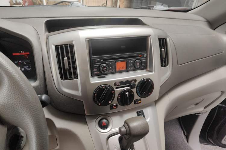 Used Nissan NV200 2014 1.6L CVT Luxury Model China V Standard Audio And AC Panel