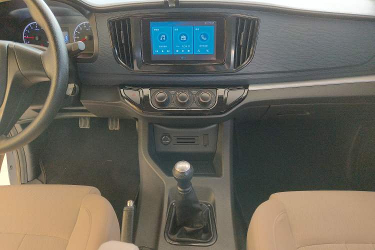 Used FORTHING Lingzhi 2023 M5L 1.6L Base Model 7 Seats Audio And AC Panel