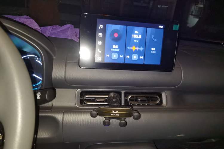 Used Wuling Hongguang New Energy 2025 Extended-Range Hybrid 50KM Comfort Version Audio And AC Panel