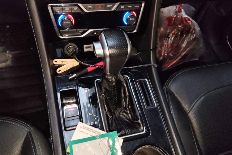 Used Zotye T600 Coupe 2017 1.5T Automatic Luxury Model Gear Lever