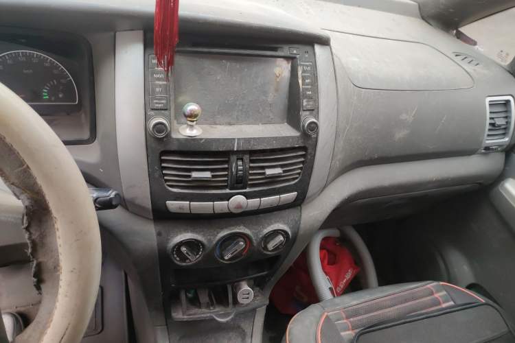 Used Dongfeng Shuaike 2013 Revised Version 1.5L Manual Comfort Trim 7 Seats China IV Standard Audio And AC Panel