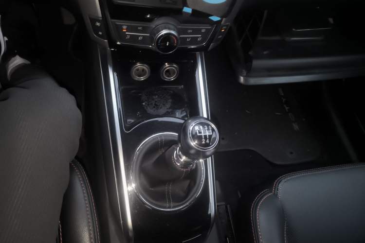 Used Zotye Domy X5 2016 1.5T Manual Luxury 7-Seater Model China IV Standard Gear Lever